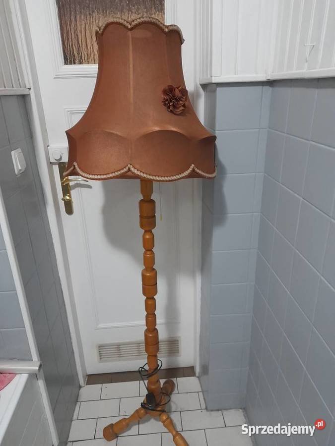 Sprzedam wysoką drewnianą lampę podłogową Poznań