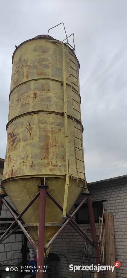 Sprzęty rolnicze i zbiornik Ludwin