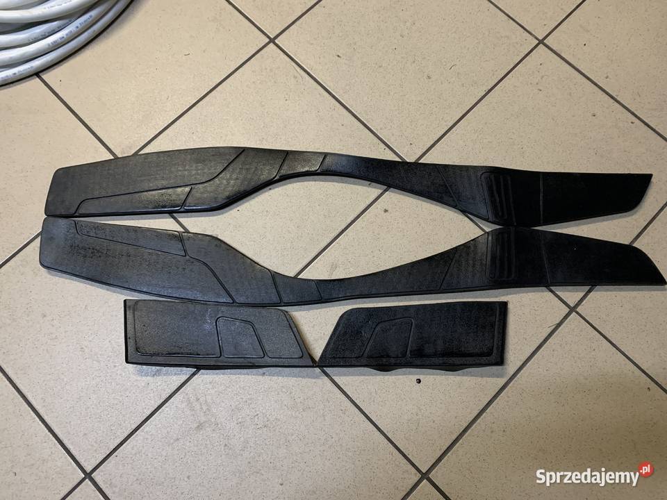 Gumy dywaniki prawy lewy Suzuki Burgman 400 K7 Części Brzeszcze