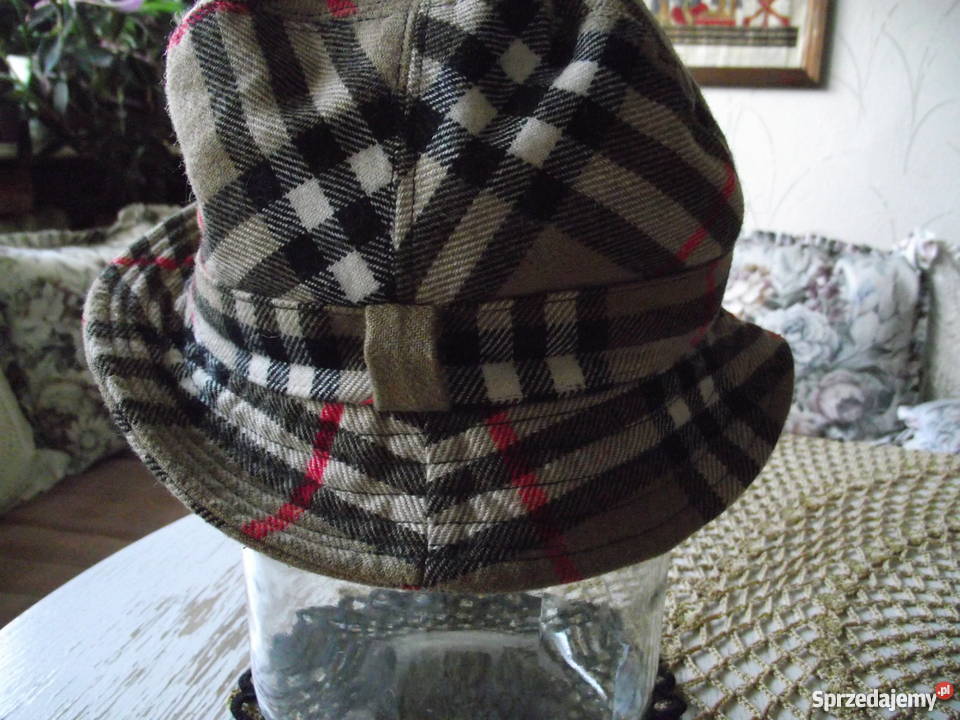 Z KOLEKCJI BURBERRY KAPELUSZ I APASZKA Piła