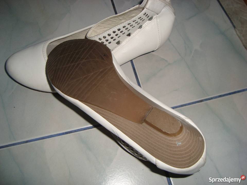 Buty damskie białe zapinane na kostce