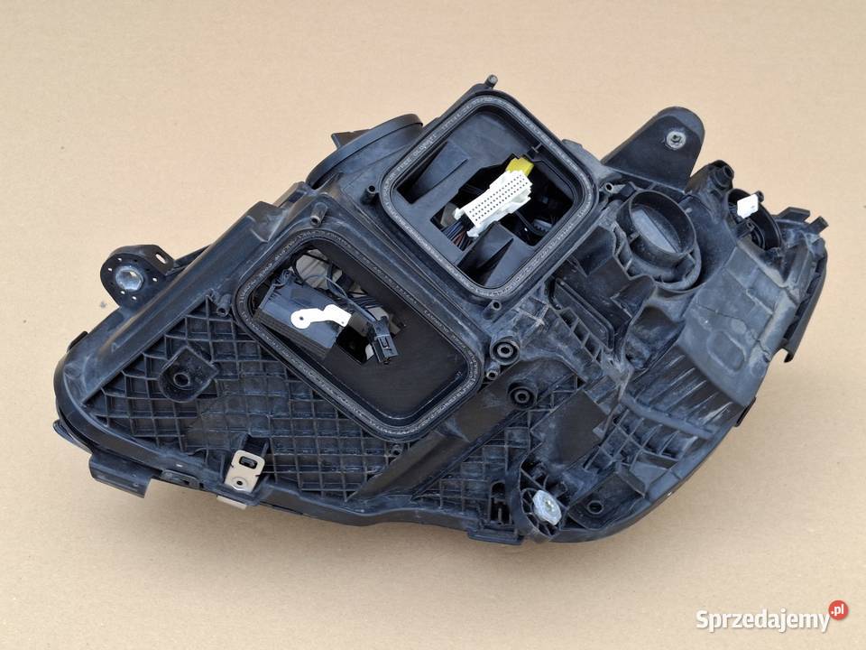 MERCEDES CKLASA W205 REFLEKTOR PRAWY MULTIBEAM osobowe Lampy przednie Bieleń
