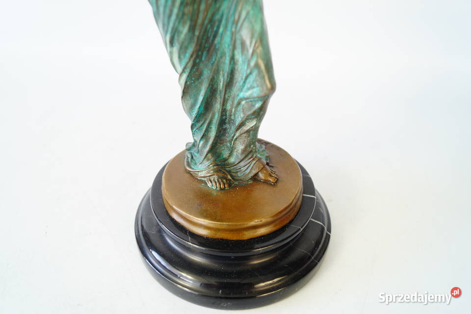 Kobieta ze skrzypcami figura z brązu skrzypaczka wielkopolskie