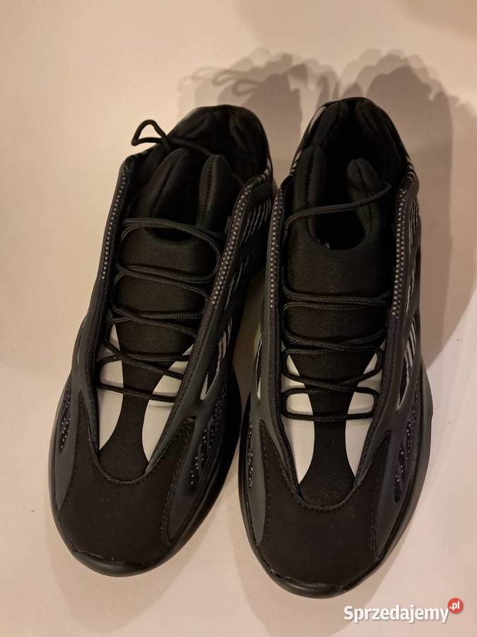 nowe buty z małą wadą fabryczną pokazaną na świętokrzyskie Sandomierz