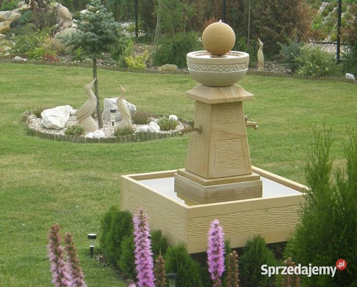 Piękna fontanna z naturalnego kamienia Architektura ogrodowa