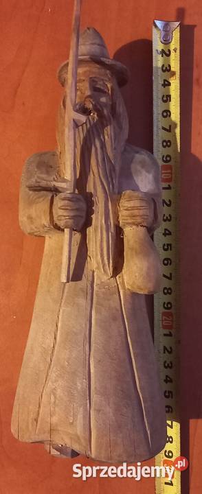Drewnisna figurka wedrowca
