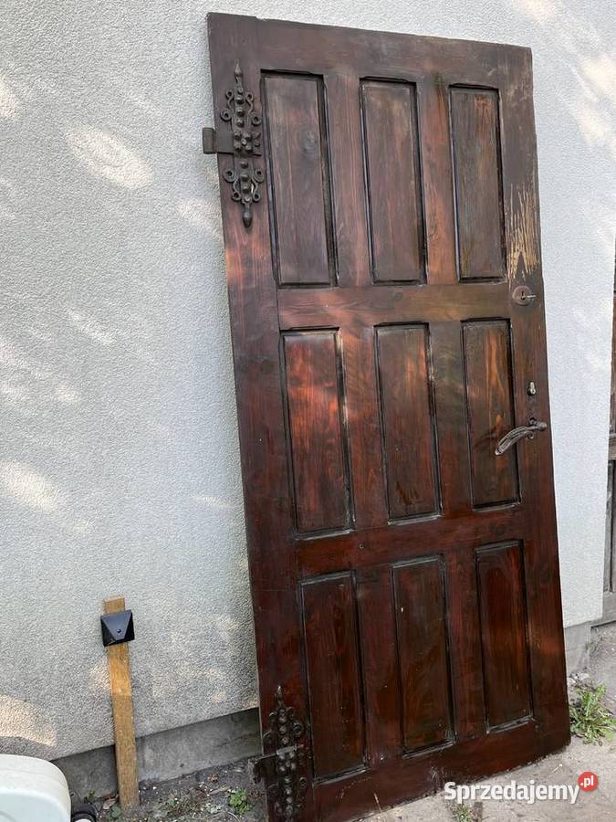 Drewniane drzwi garażowebrama z pięknymi