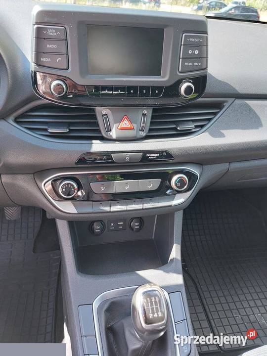 Hyundai i30 14 Benzyna Classic 100 2019r Warszawa