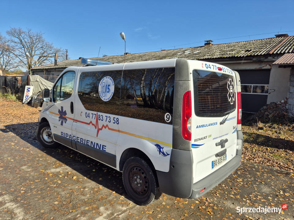 RENAULT Trafic 20 dCi 115 2011 r Ambulans Rok produkcji 2011