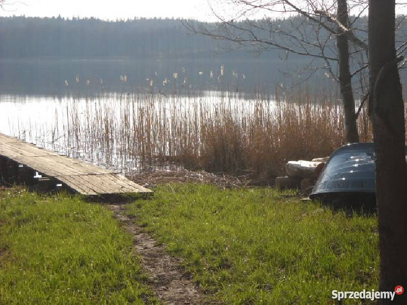 Działka budowlana z linią brzegową jeziora Pelnik