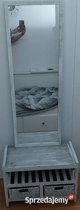 Lustro i szafka na buty z wiklinowymi koszykami