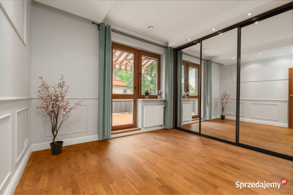 Elegancki segment środkowy 14 stacji SKM Warszawa