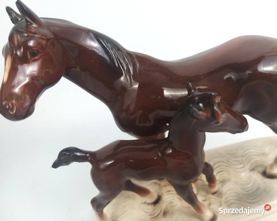 dwa konie klacz źrebak Hertwig Katzhutte Niemcy Porcelana i szkło mazowieckie Bronisze