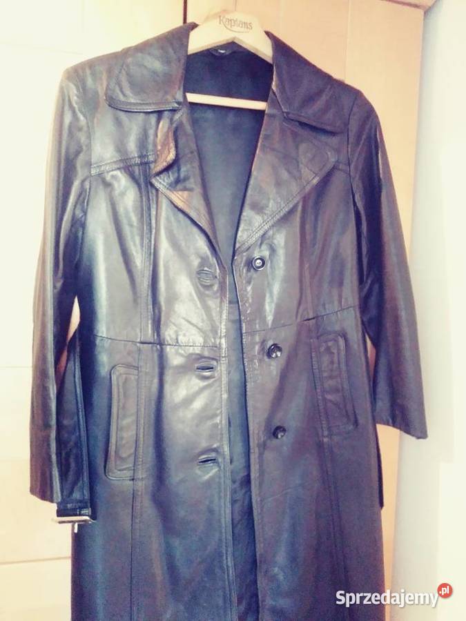 Czarny plaszcz skorzany w stanie Rumia