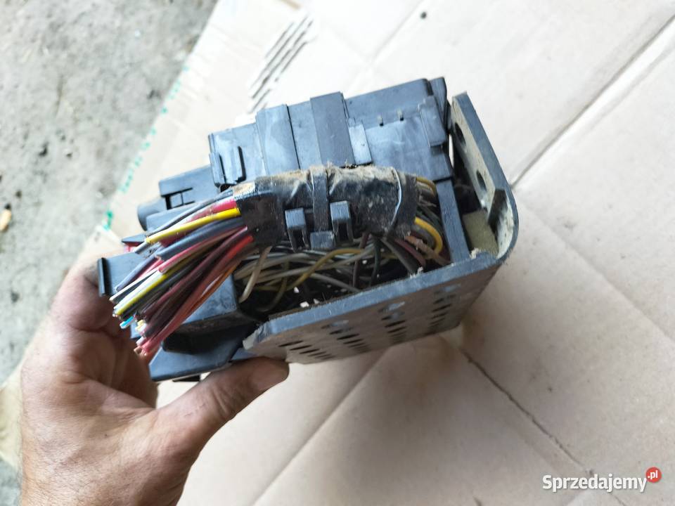 FORD FIESTA MK3 SKRZYNKA BEZPIECZNIKÓW