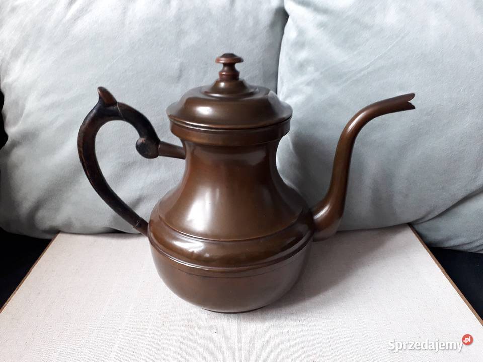 Zabytkowy metalowy dzban Koło
