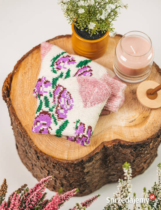 Białoróżowe skarpetki z wzorem róży wykonane z małopolskie Szaflary