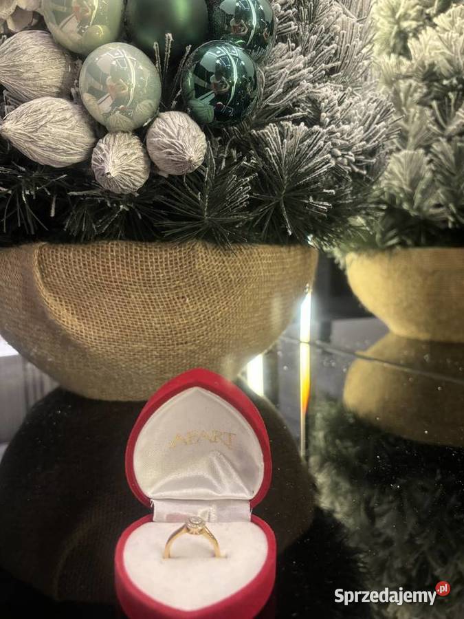 Złoty pierścionek zaręczynowy złote