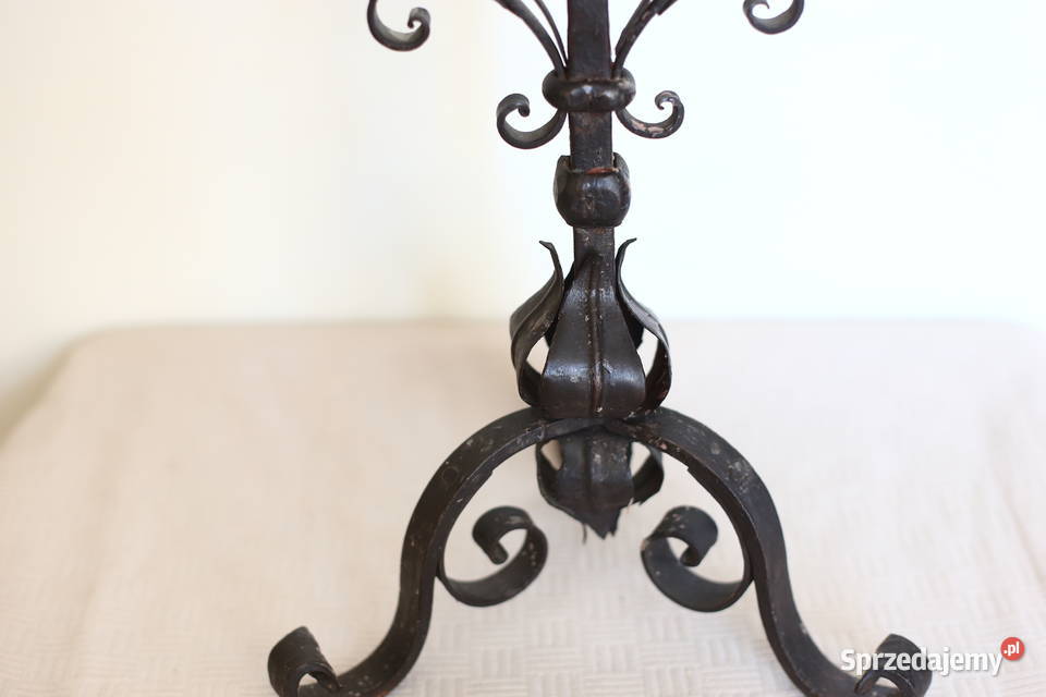 Stary świecznik kuty metalowy żeliwny zdobiony