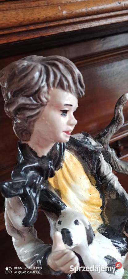 Siedzący chłopiec z pieskiem Figurka bez Gdańsk