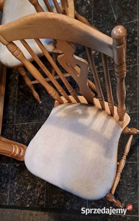 Dębowe krzesła z aksamintnym obiciem