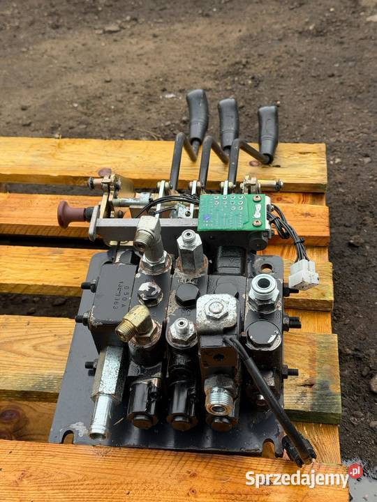 Rozdzielacz hydrauliczny trzysekcyjny DAWOO śląskie Antonie