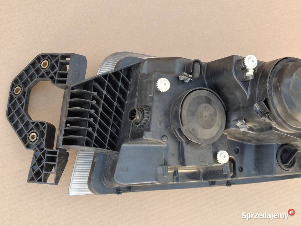 RENAULT PREMIUM REFLEKTOR PRAWY LAMPA PRAWA Bieleń