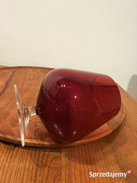 Ładny rubinowo czerwony kielich Cybinka