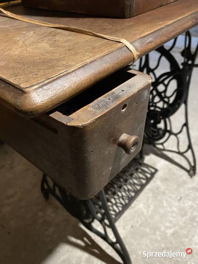 Maszyna do szycia ze stolikiem SINGER sprzedam