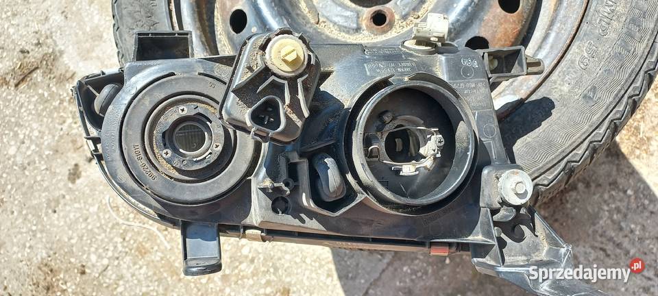 Toyota Avensis lampa lewą Morawica