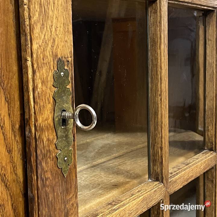 Klasyczna wąska witryna dębowa w rustykalnym Budno