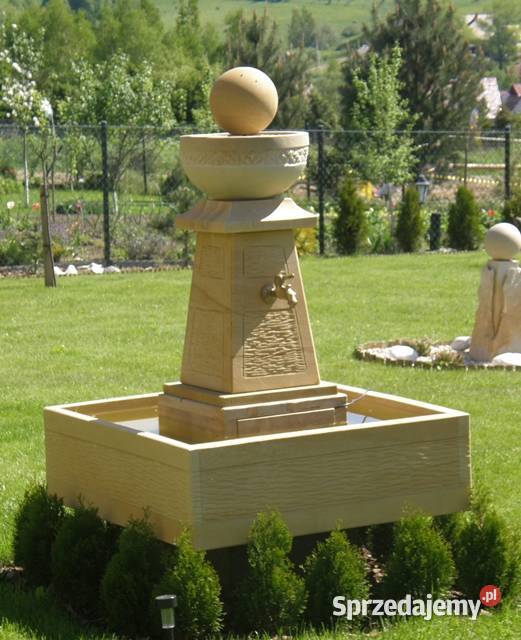 Piękna fontanna z naturalnego kamienia Kamienna Góra