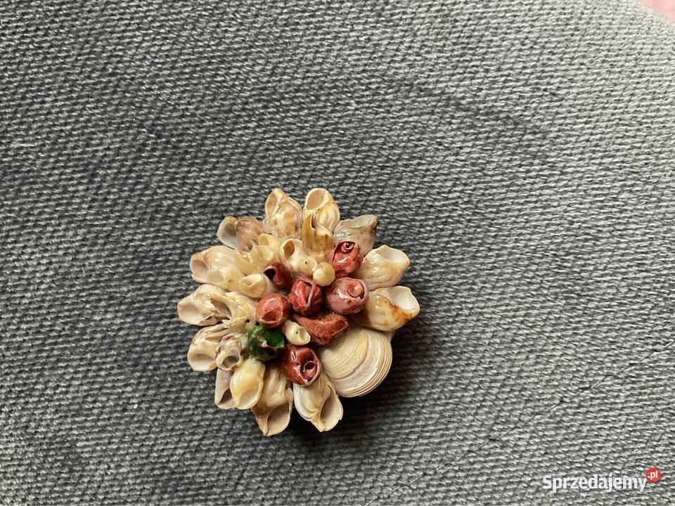 Broszka z muszli wykonana ręcznie w stylu Kraków