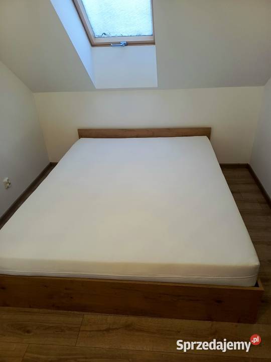 Łóżko z materacem