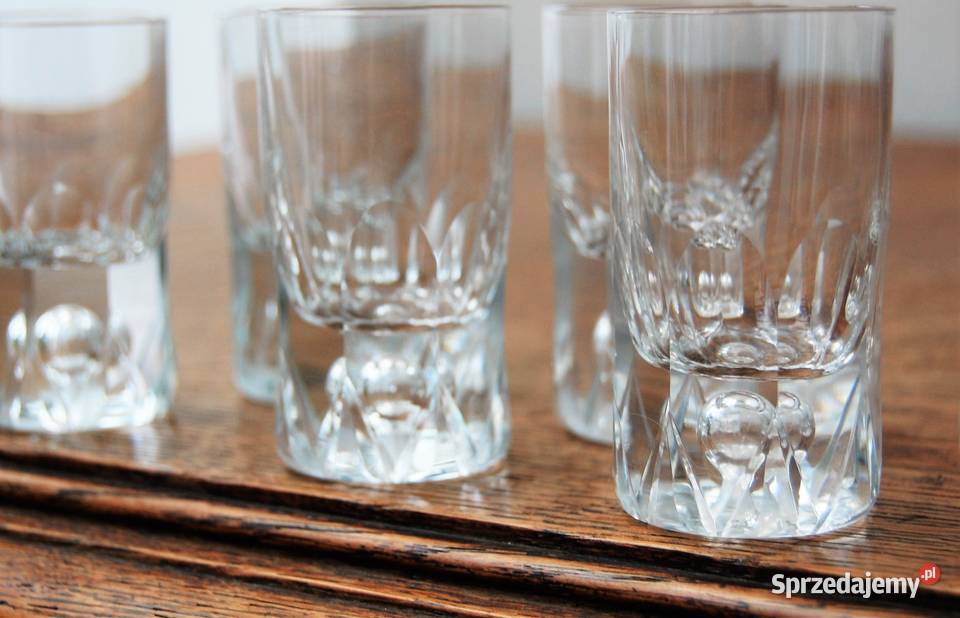 Stare kieliszki z bąbelkiem powietrza do wódki przezroczysty