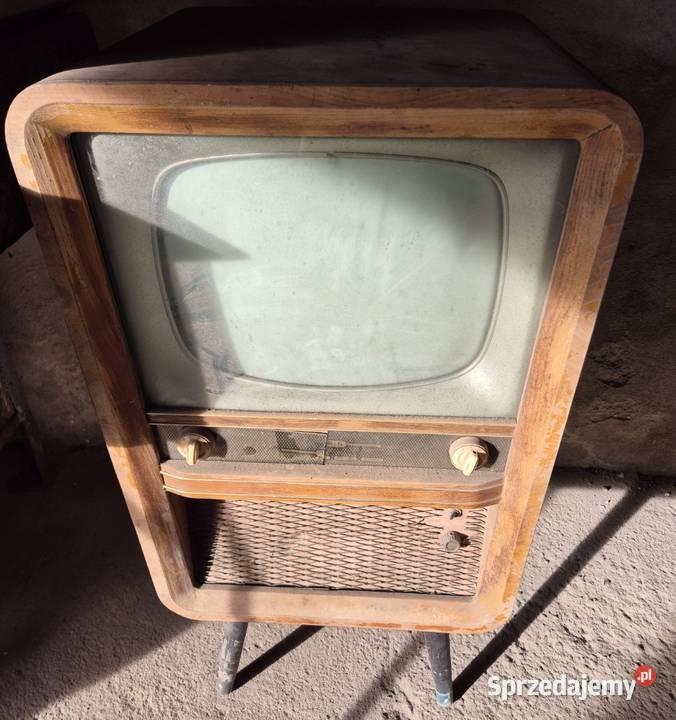 Zabytkowy telewizor lampowy prl