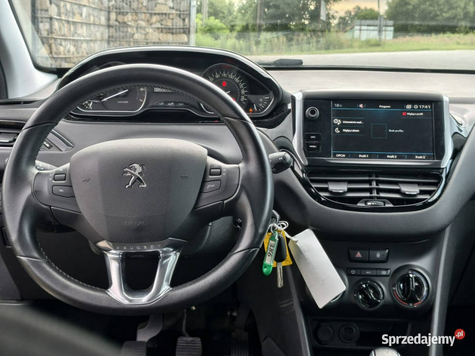 Peugeot 208 12 benzyna 82 NISKI PRZEBIEG manualna