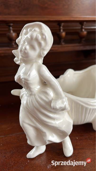 Figurka dziewczynki z wózkiem