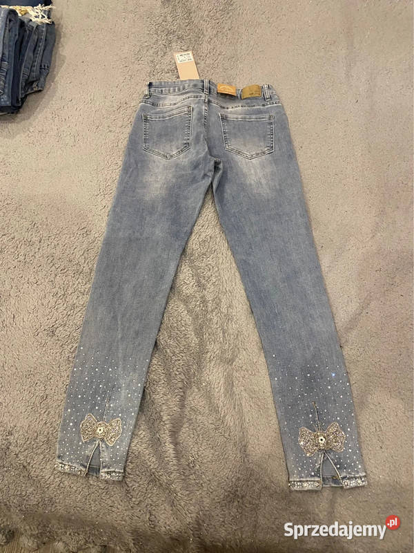 Dżinsyjeansy pięknie zdobione cyrkoniami i Warszawa