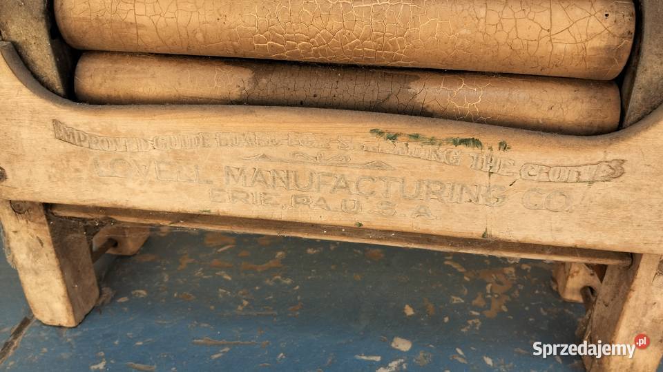 Stara zabytkowa wyżymaczka retro maglownica