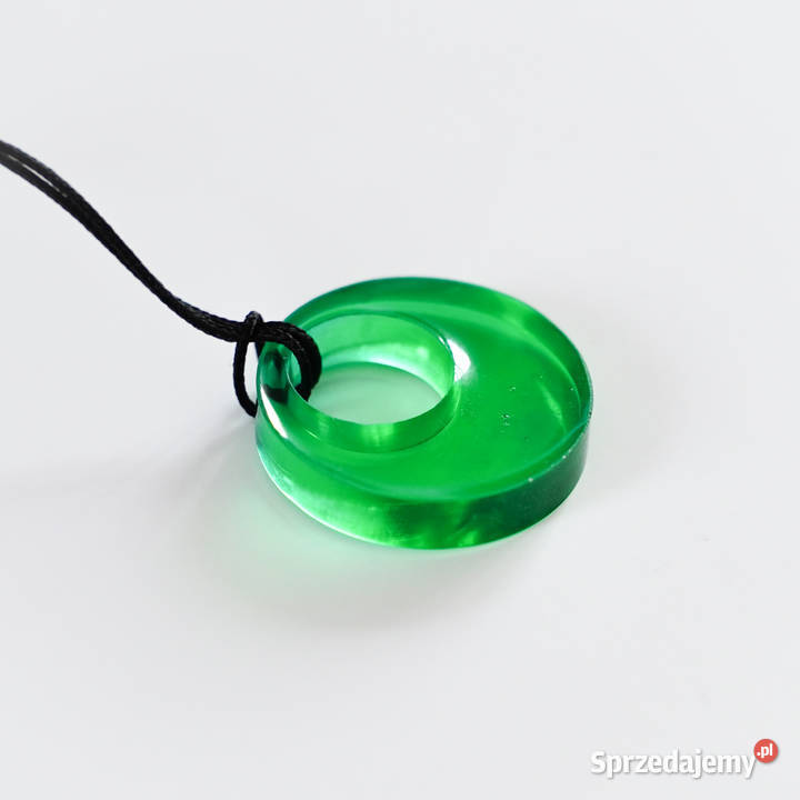 Okrągły zielony wisiorek z żywicy średnica 29 Naszyjniki sprzedam