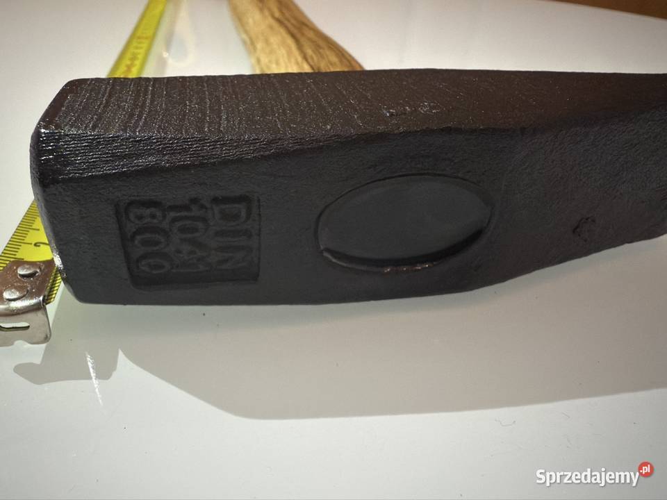 Młotek z drewnianym trzonem 800gram Radom