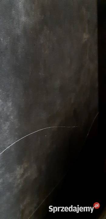 Czyszczenie magazynów Stół z uszkodzoną ceramiką