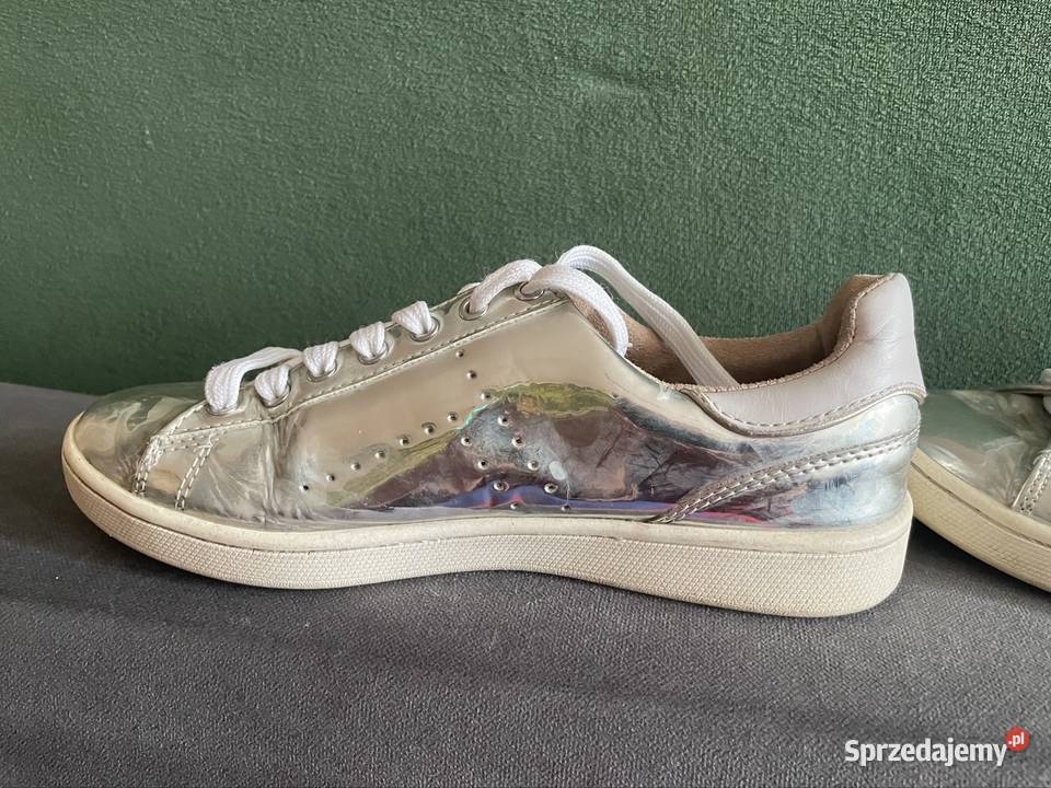 Srebrne wiązane trampki