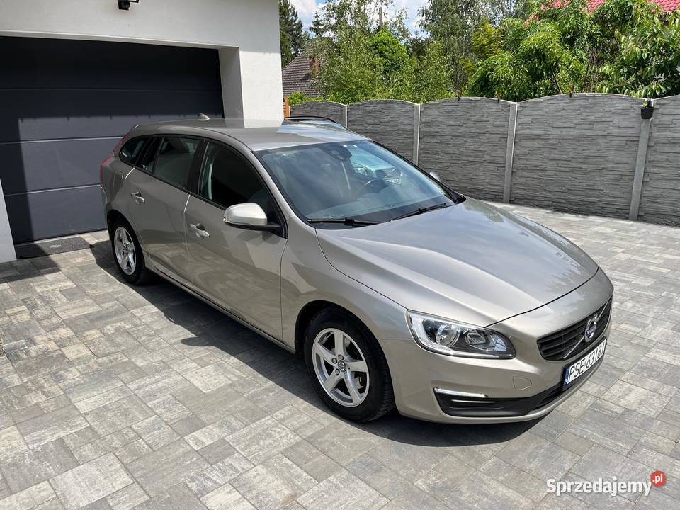 Volvo V60 2015 Niezawodny i komfortowy samochód Rok produkcji 2015 Śrem