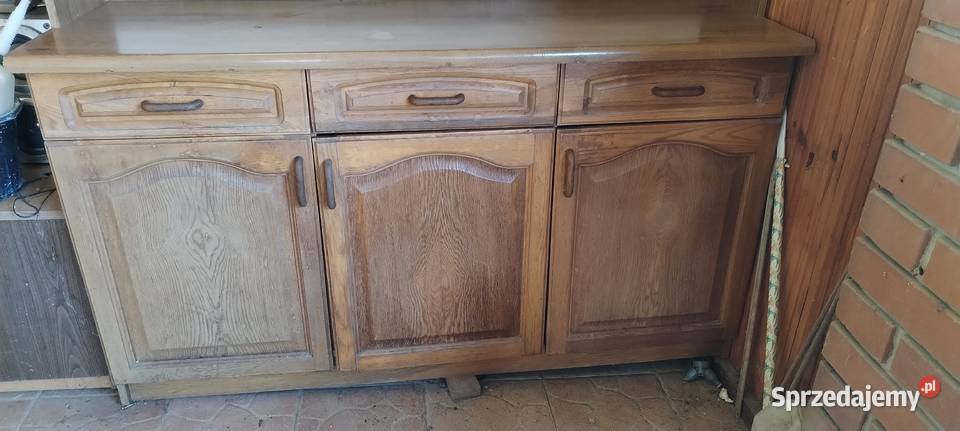 Meble kuchenne z drewnianymi dębowymi frontami