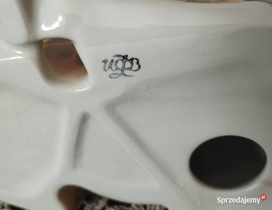 porcelanowa figurka siedzącej żyrafy sygnowana Chorzów