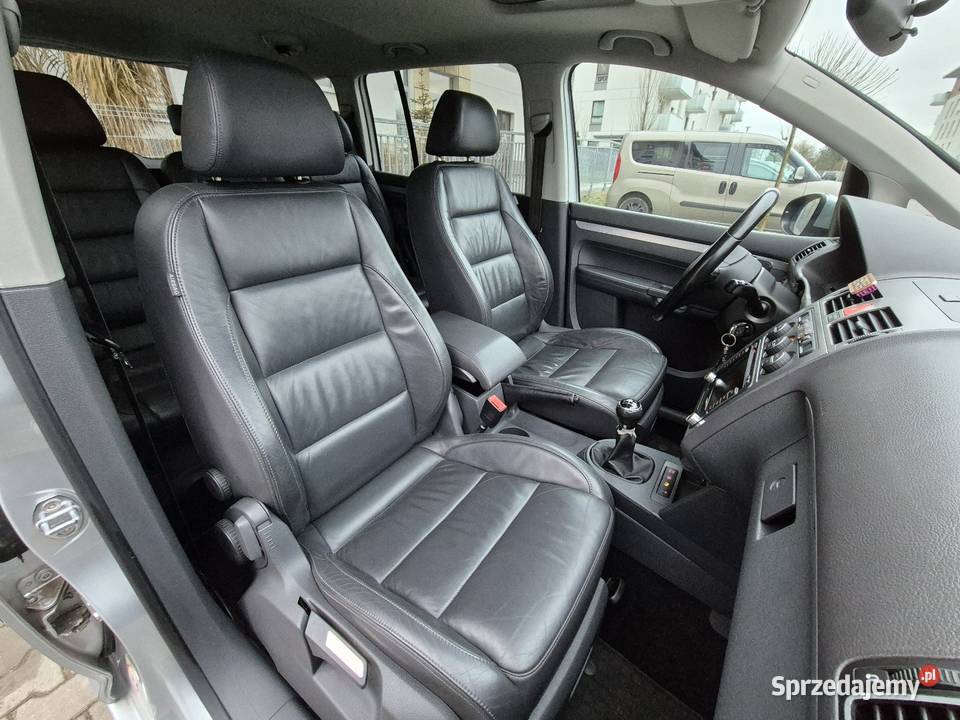 VW TOURAN 20 TDI RLINE HIGHLINE NAVI RNS SKÓRA 2000cm3 Radom