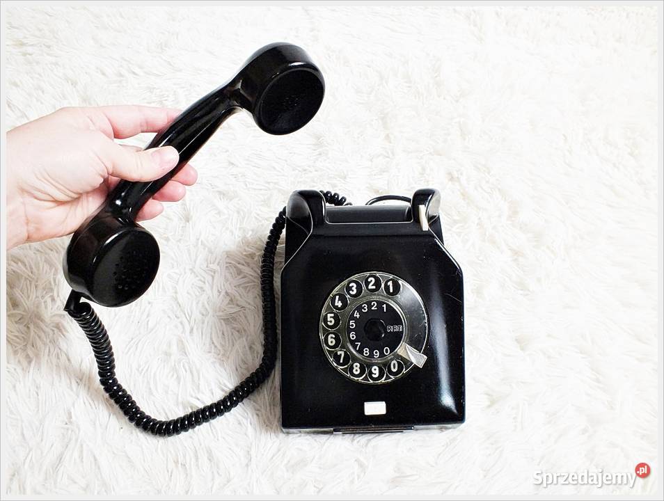 Stary telefon w czarnym bakelicie W58 RFT ebonit Żary