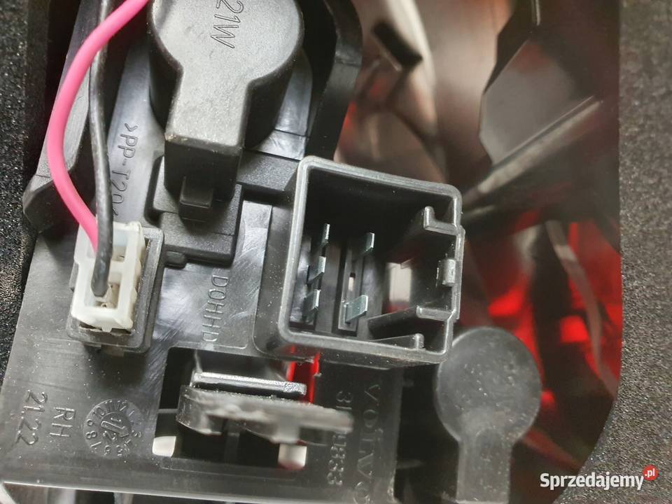 TYLNIA TYLNA LAMPA PRAWA Volvo V40 II 1216r osobowe Oświetlenie Rudka